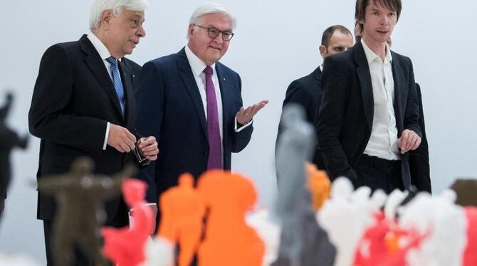 Frank-Walter Steinmeier und der griechische Präsident Prokopis Pavlopoulos (l) besichtigen die documenta 14 zusammen mit Adam