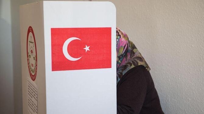 Nach dem Ende der Abstimmung werden die Wahlurnen versiegelt in die Türkei gebracht. Foto: Lino Mirgeler