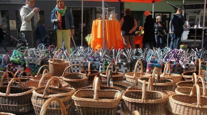 Ostermarkt in der Oberen Wilhelmstraße: Geflochtenes gab’s zuhauf, aber ein paar Stände mehr wären gut gewesen. Foto: Leister