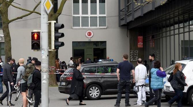 Polizeibeamte sperren den Zugangsbereich zum türkischen Generalkonsulat in Hannover ab. Foto: Holger Hollemann