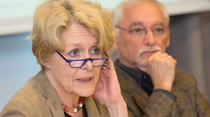 Die ehemalige Richterin Brigitte Baums-Stammberger und der Erziehungswissenschaftler Benno Hafeneger werden im Rahmen einer Pres