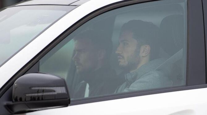 Marcel Schmelzer (l) und Nuri Sahin kommen am Morgen nach der Attacke auf den BVB-Bus am Trainingsgelände an. Foto: Marius Be