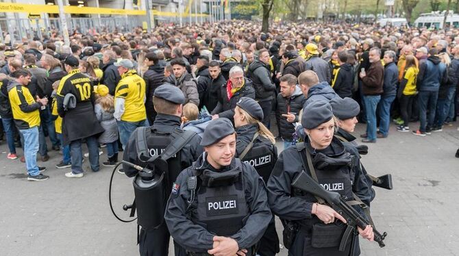 Polizeibeamte mit Maschinenpistolen stehen vor dem Dortmunder Stadion.