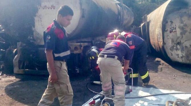 Feuerwehrmänner überprüfen in Morelia (Mexiko) die Überreste eines LKW. Bei der Explosion eines Tanklastzugs im Westen Mexiko