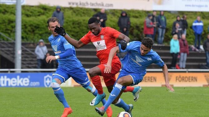 SSV-Torschütze Eric Yahkem (rotes Trikot) im Duell mit Ruben Reisig (rechts). FOTO: BAUR