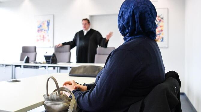 Die Klägerin Emine K. sitzt in Heidelberg im Verhandlungssaal des Arbeitsgerichts.