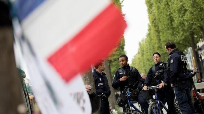 Polizisten auf den Champs-Elysées. Foto: Kay Nietfeld