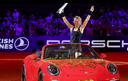 Laura Siegemund aus Metzingen hält nach dem gewonnenen Finale den Siegerpokal in ihrem gewonnenen Wagen