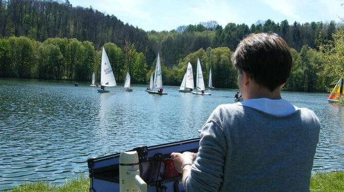 Unter Beobachtung vom Seeufer: Ansegeln auf dem Kirchentellinsfurter Baggersee. FOTO:  MAIER