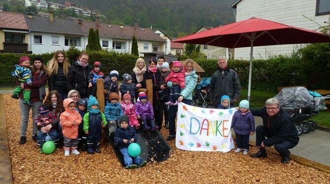 Bürgermeister Elmar Rebmann (rechts) übergibt den neuen Spielplatz in der Braike an die Kinder und  Erzieherinnen der »7 Zwerge«