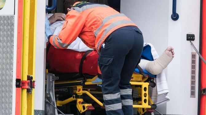 Patienten einer Alten- und Pflegeeinrichtung werden wegen der Bombenentschärfung verlegt. Foto: Peter Steffen