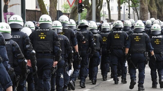 Einsatzkräfte der Polizei sichern am 03.06.2017 in Karlsruhe (Baden-Württemberg) im Stadtteil Durlach einen Aufmarsch von Rechtsextremen.