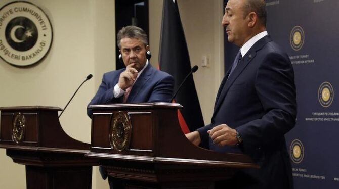 Bundesaußenminister Sigmar Gabriel und der Außenminister der Türkei, Mevlüt Cavusoglu, sprechen in Ankara. Foto: Burhan Ozbil