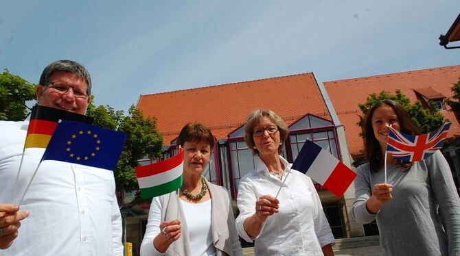 Stehen  für Zusammenhalt:  OB Ulrich Fiedler und Christine Schuster (rechts) von der Stadtverwaltung, Christiane Hauber für den