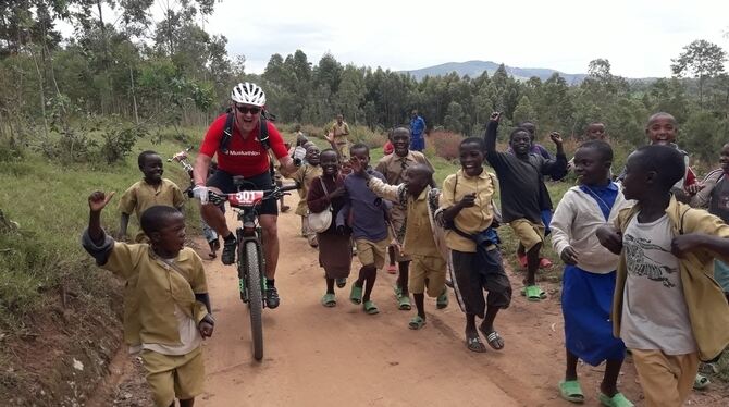 In Ruanda – in 1 700 Metern Höhe – ging es für Gerd Gugel 120 Kilometer lang auf und ab. »Keine Zuckerfahrt«, erinnert er sich.