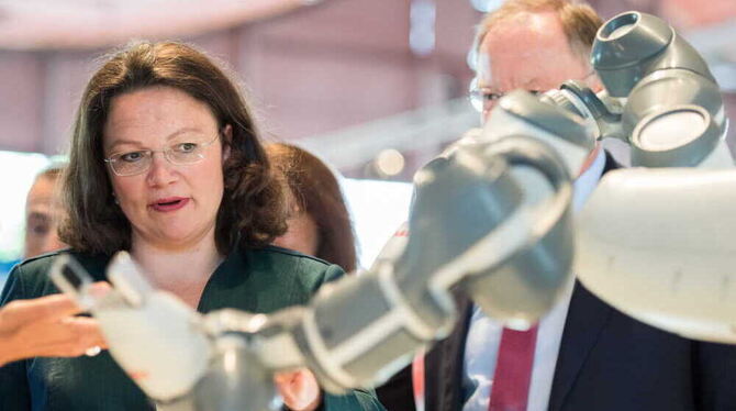 Bundesarbeitsministerin Andrea Nahles (SPD) besichtigt bei der Eröffnung der IdeenExpo auf dem Messegelände der Deutschen Messe