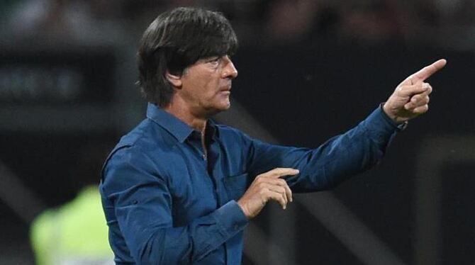 Bundestrainer Joachim Löw aus Deutschland steht gestikulierend an der Seitenlinie. Foto: Andreas Gebert