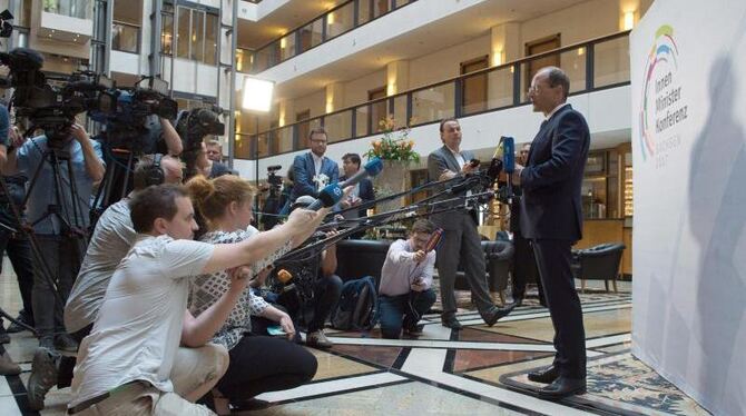 Sachsens Innenminister Markus Ulbig informiert in Dresden über die Frühjahrskonferenz der Innenminister und -senatoren. Foto: