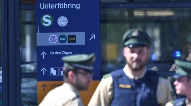 Polizisten am S-Bahnhof in Unterföhring bei München. Foto: Peter Kneffel