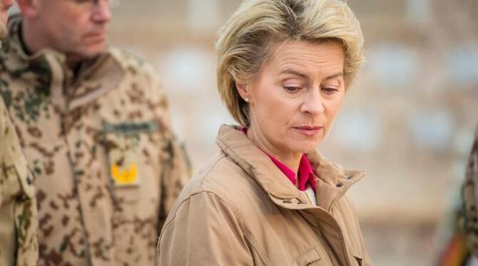 Verteidigungsministerin Ursula von der Leyen rechnet damit, dass die Bundeswehr noch mindestens fünf Jahre in Afghanistan ble