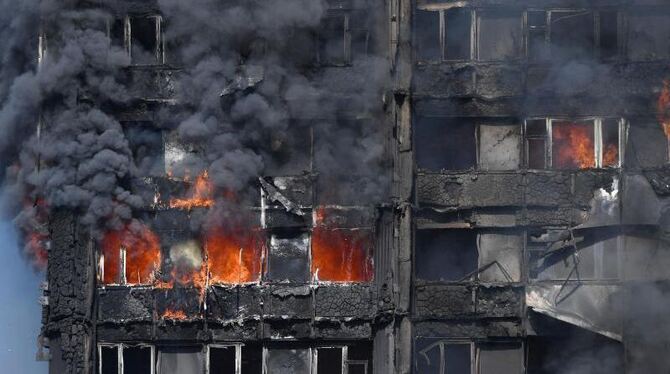 Dunkler Rauch steigt aus dem Grenfell Tower auf. Foto: Victoria Jones