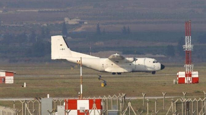 Eine Frachtmaschine der Bundeswehr landet auf der Luftwaffenbasis Incirlik. Foto: Emrah Gurel/Archiv