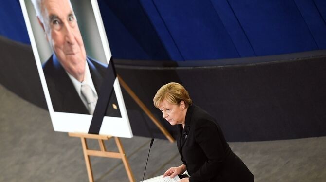 Bundeskanzlerin Angela Merkel spricht beim europäischen Trauerakt für den verstorbenen Altbundeskanzler Helmut Kohl im EU-Parlam