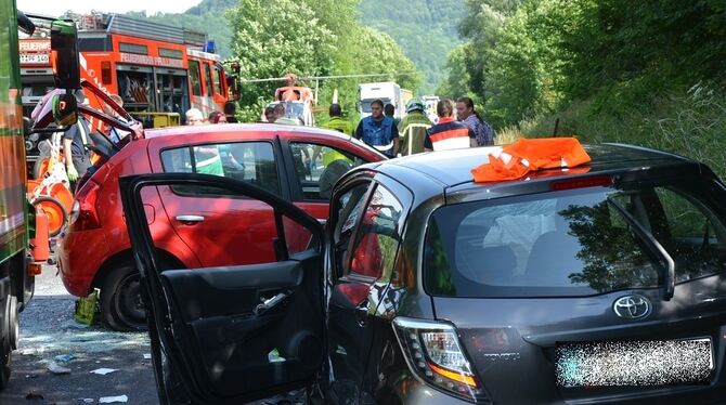 Mehrere Menschen wurden bei dem Unfall auf der B 312 schwer verletzt.