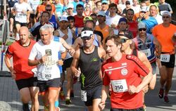 Da waren sie alle noch dicht beisammen: Läuferinnen und Läufer in der Schönbeinstraße, kurz nach dem Start über die Marathon- un