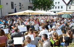 Heiteres Erlebnis mit viel Musik und sogar Tanz: Am ökumenischen Gottesdienst auf dem Marktplatz nahmen fast 1 000 Menschen teil