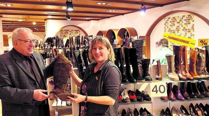 Endspurt: Ulrich Gahn und seine Nichte Nicole Demmer im traditionsreichen Reutlinger Schuhgeschäft. GEA-FOTO: HD