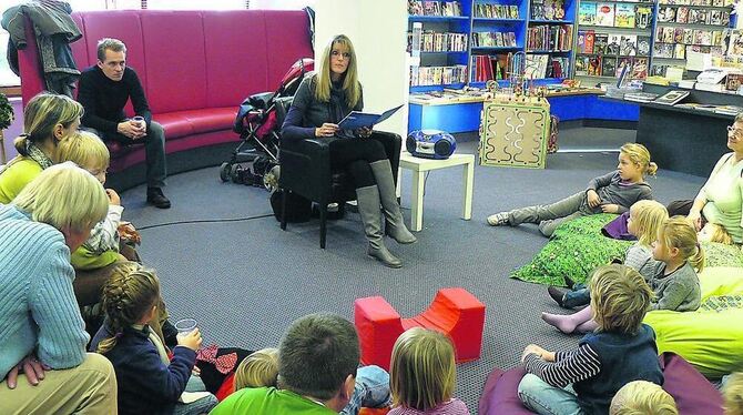 Was im Himmel über Reutlingen so alles passiert, davon erzählte Kinderbuchautorin Marion Schröppel bei Osiander.  FOTO: SOL