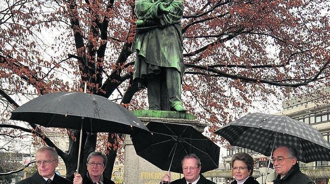 Liederkranz-Vorsitzender Dr. Burkhard Rahn (von links), die beiden Vorstandsmitglieder Elsbeth Reich und Michael Ott, Barbara Bo