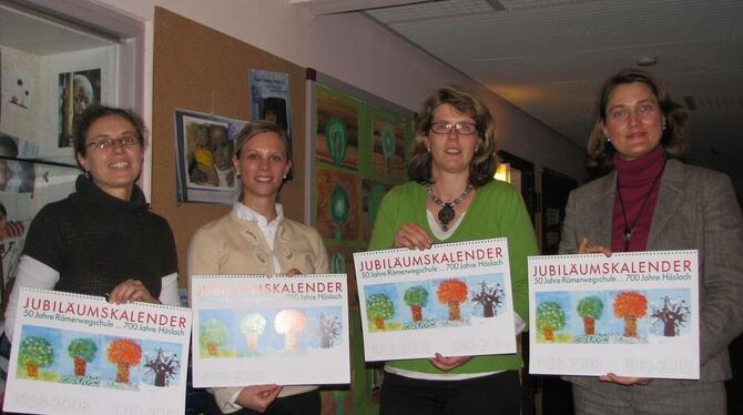 Gudrun Bader, Sandra Sauter, Martina Müller und Bürgermeisterin Silke Höflinger (von links) präsentieren den Jubiläumskalender "