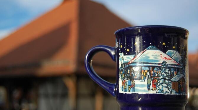 Die Ochsenkelter ziert den diesjährigen Weihnachtsmarktbecher, den in bewährter Weise Rolf Reusch entworfen hat. FOTO: PFISTERER