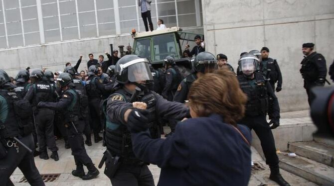 Einheiten der Guardia Civil, der spanischen Nationalpolizei, gehen in Santa Julia de Ramis bei Girona gegen Menschen vor, die Einheiten der Guardia Civil, der spanischen Nationalpolizei, gehen in Santa Julia de Ramis bei Girona gegen Menschen vor, die