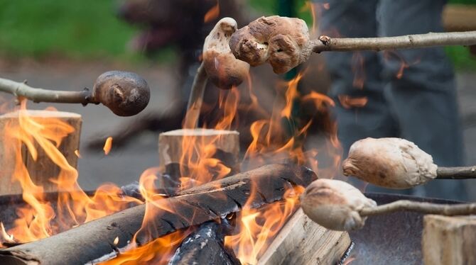 Stockbrot über einer Feuerstelle.