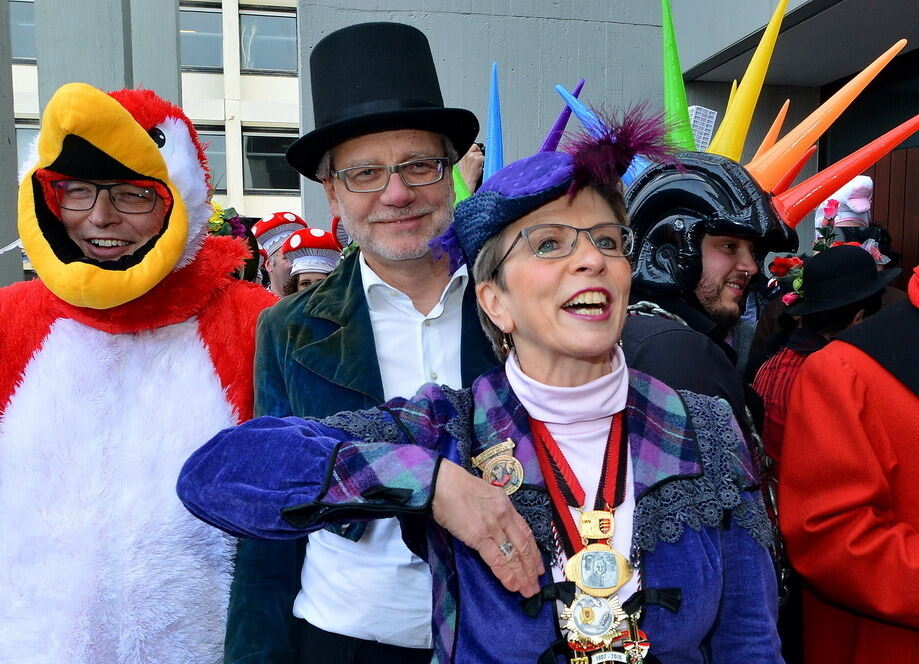 Narren stürmen Rathaus und Landratsamt in Reutlingen