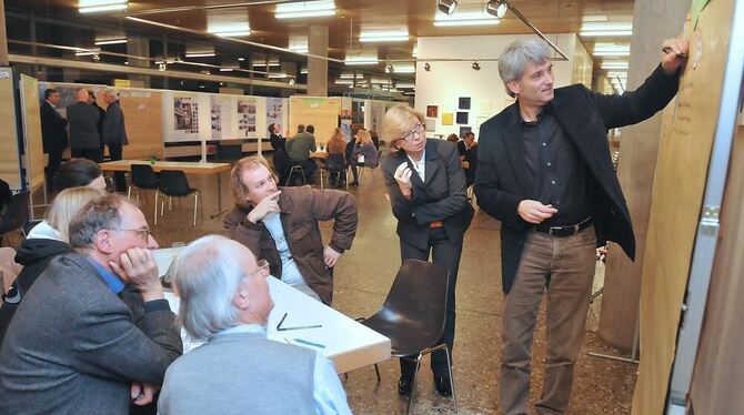 In kleinen Arbeitsgruppen wurden die Problemstellungen im Gebiet in der City Nord erarbeitet. Rechts Planungsamtschef Stefan Dvo