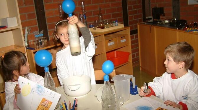 Experimentieren wie echte Forscher: Die Kinder im Sulzwiesen-Kinderbildungshaus sind begeistert bei der Sache.  FOTO: KABLAOUI