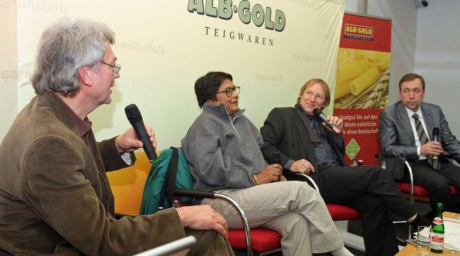 Über »Grüne Gentechnik und Welthunger« diskutierten (von links) Dr. Rudolf Buntzel, Professor Dr. Suman Sahai, Moderator Manfred Ladwig und Gastgeber Klaus Freidler. FOTO: BAIER