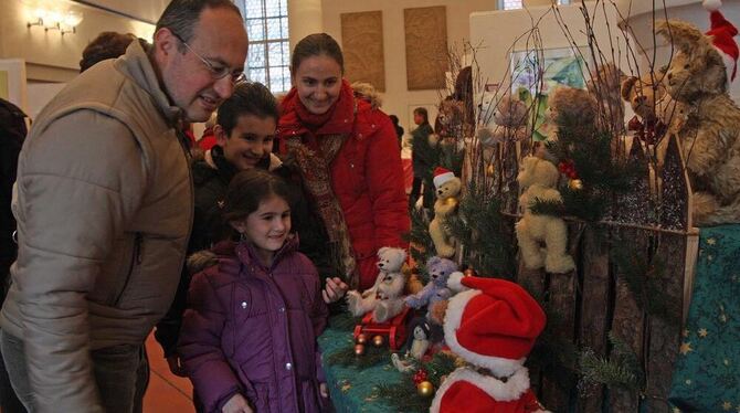 Familie Gülveren ist begeistert von den Teddys, die von Christl Handl selbst genäht sind. FOTO: BAIER