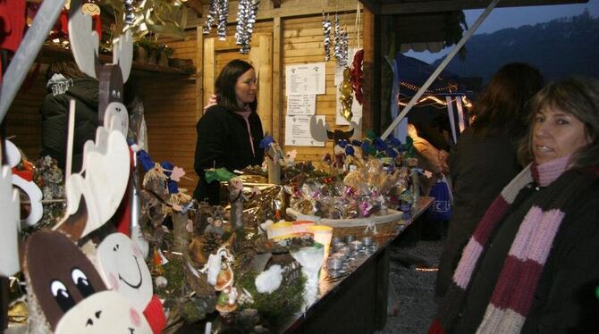 Jede Menge Geschenkideen gab’s auf dem Weihnachtsmarkt am Honauer Bahnhof. FOTO: LEIPPERT