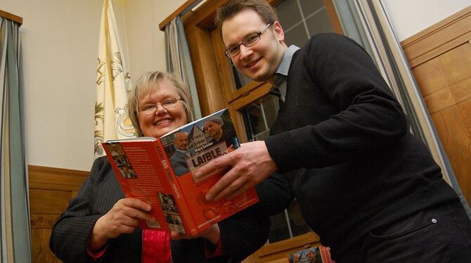 Frisch-fröhliche Zusammenarbeit: Autorin Mara Sander und Filmproduzent Frieder Scheiffele mit den druckfrischen Büchern. FOTO: P