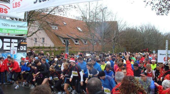 Alle wollten sich warm laufen: Rekordteilnehmerfeld beim Nikolauslauf in Tübingen.  FOTO: ERNST