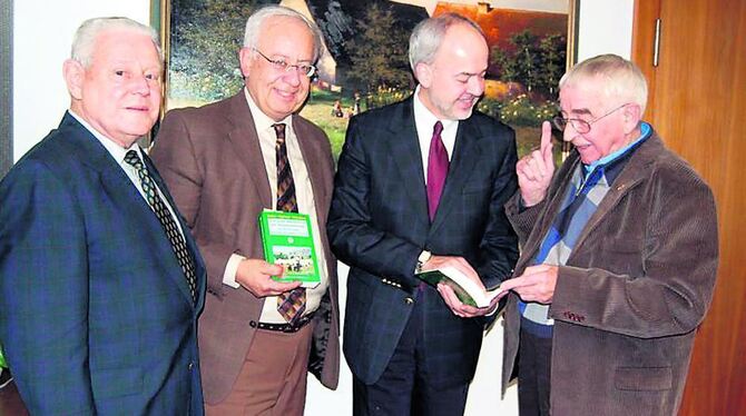 Buchvorstellung mit (von links) Prof. Dr. Theo Müller, SAV-Vizepräsident Reinhard Wolf, Landrat Thomas Reumann und Buchautor Wil