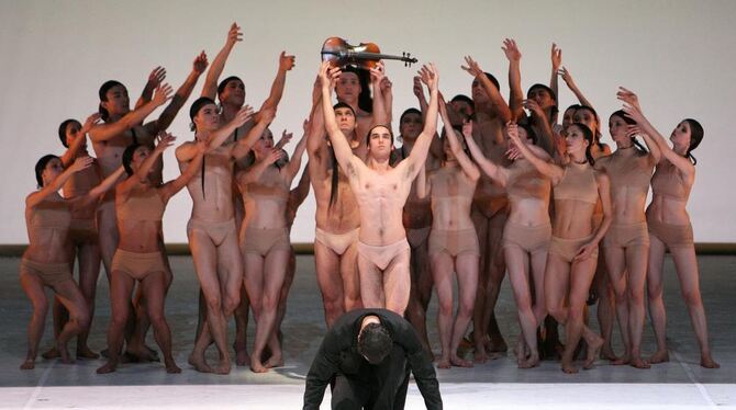 Nicht der Gesang, sondern die Geige steht in John Neumeiers Choreografie für die Gabe der Musik, die Orpheus zuteil wird. FOTO: