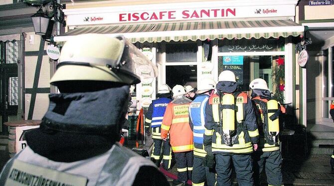 Die Feuerwehr muss in gefährlichen Situationen mit optimaler Schutzkleidung ausgestattet sein.  FOTO: DPA