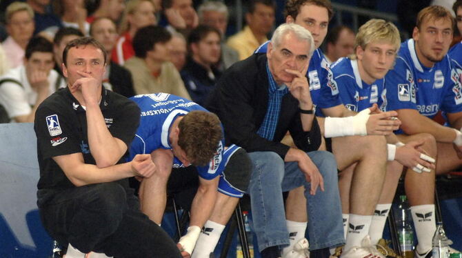 Ein Bild aus Bundesliga-Zeiten: Geschäftsführer Alfred Mayer (Mitte) mit Trainer Eckard Nothdurft (links) und dem Team. FOTO: NI