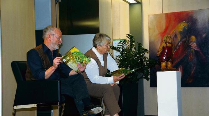 Gernot Bizer und Renate Kuckaka bei der Lesung. FOTO: OES